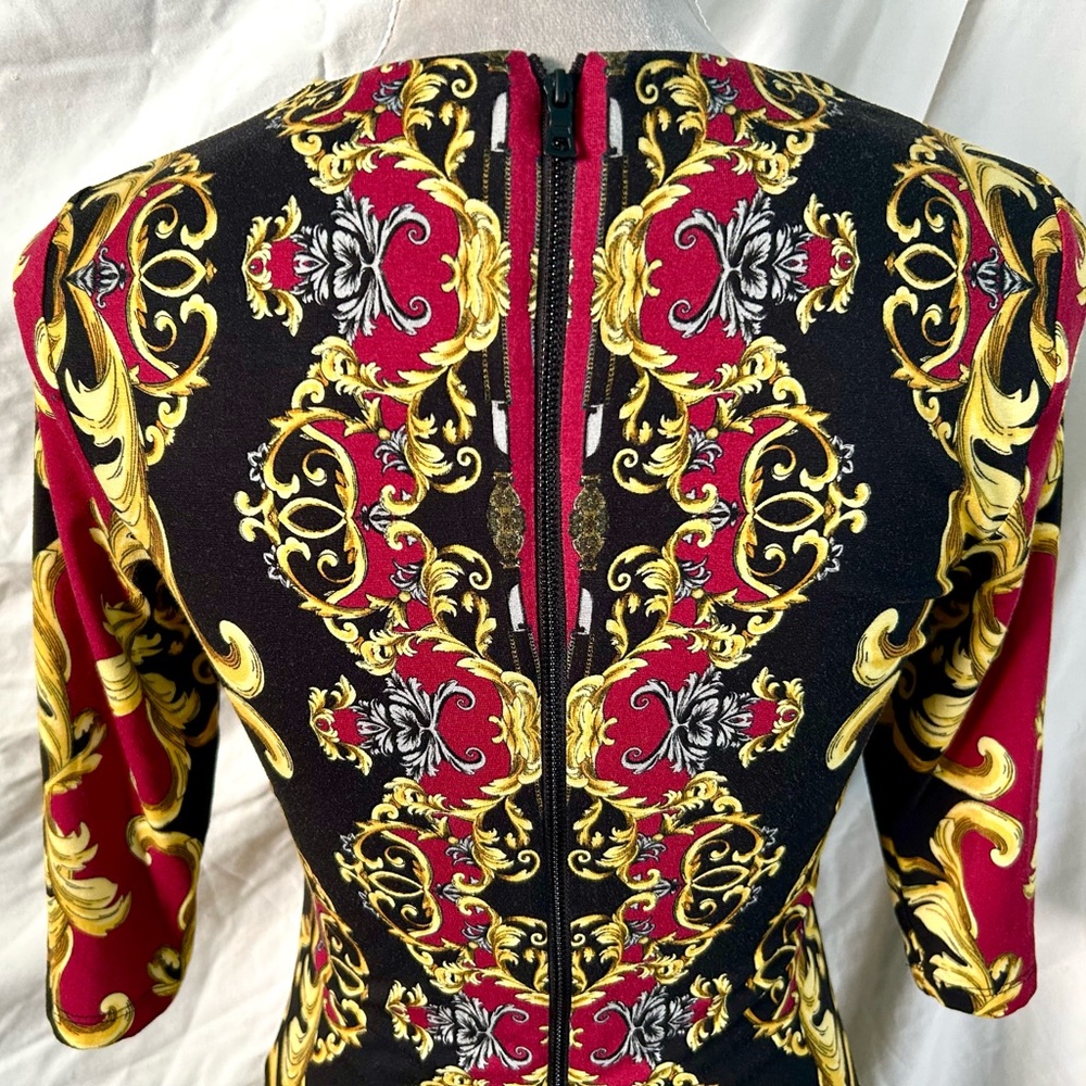 Alice + Olivia Black, Red Delora Crew Neck Regal Romance Print Dress, Size 6 - Picture 7 of 10